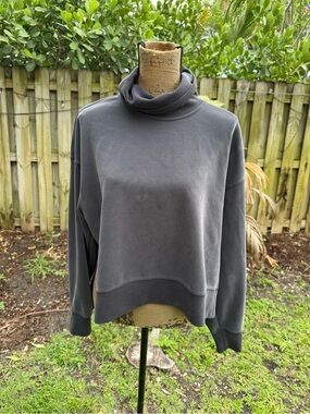 Lululemon sweatshirt size 6 in excellent condition- gray.Color